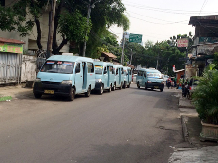 Mikrolet Ngetem di Bahu Jalan Barkah