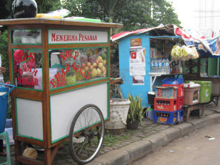  Trotoar di Jalan Mampang Prapatan Dkuasai PKL 