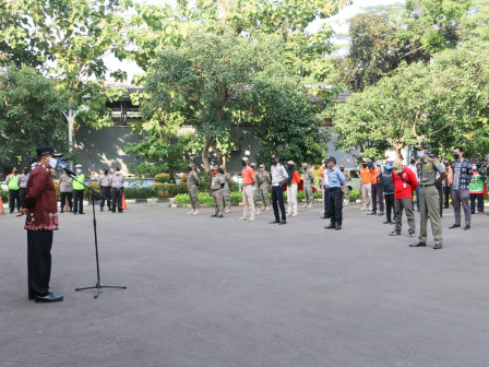 200 Petugas Gabungan Gelar Apel Pengawasan PSBB di Cipayung