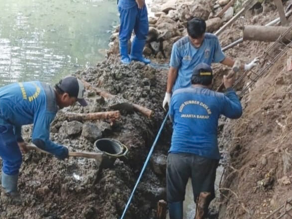 https://multimedia.beritajakarta.id/photo/2014_508c75c8507a2ae5223dfd2faeb98122/Perbaikan Turap di Jalan Padamulya Capai 60 Persen 