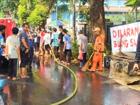 Santri, Warga dan Aparatur Kelurahan Bersihkan Tanah Bekas Galian di Lubang Buaya 