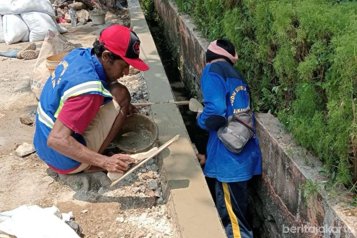 Satpel SDA memperbaiki Turap Saluran Air di Jalan Sunter Indah