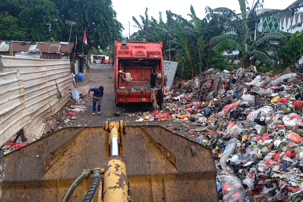 Enam truk dikerahkan untuk membersihkan gunungan sampah di Penggilingan