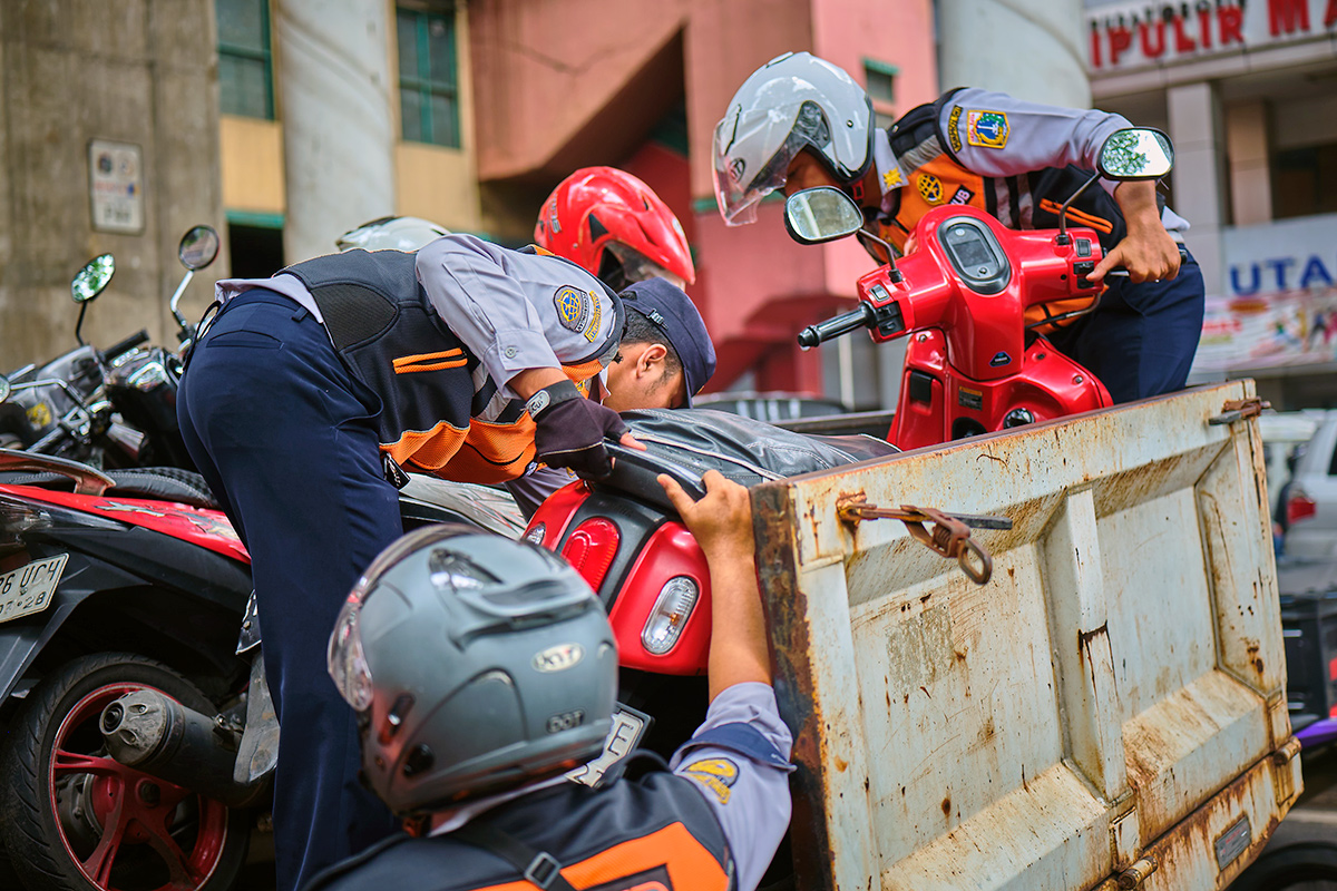 Petugas Dishub mengangkut motor yang parkir liar di depan Pasar Cipulir