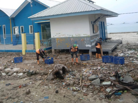 Sampah Kiriman 4,2 Meter Kubik Diangkut Dari Pesisir Kelurahan Pulau Panggang