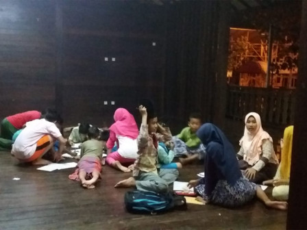 RPTRA Amiterdam Manfaatkan Jam Belajar Malam Untuk Belajar Kelompok