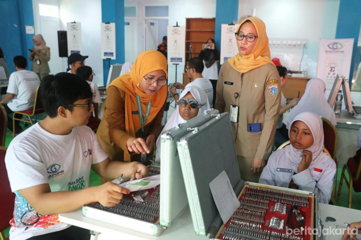  2.200 Kacamata Gratis Dukung Kesehatan Mata Pelajar Kepulauan Seribu 