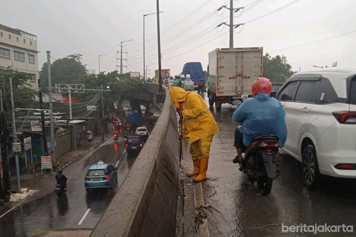 Genangan di Atas Flyover Pesing Sudah Ditangani 