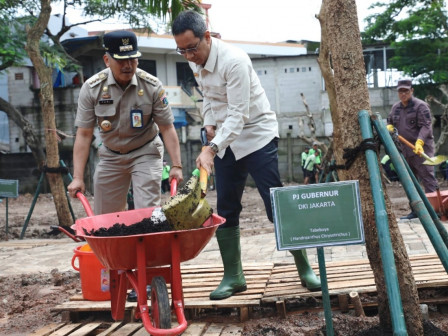 Heru Tanam Pohon di Lokasi Pembangunan RTH Taman Tegal Alur