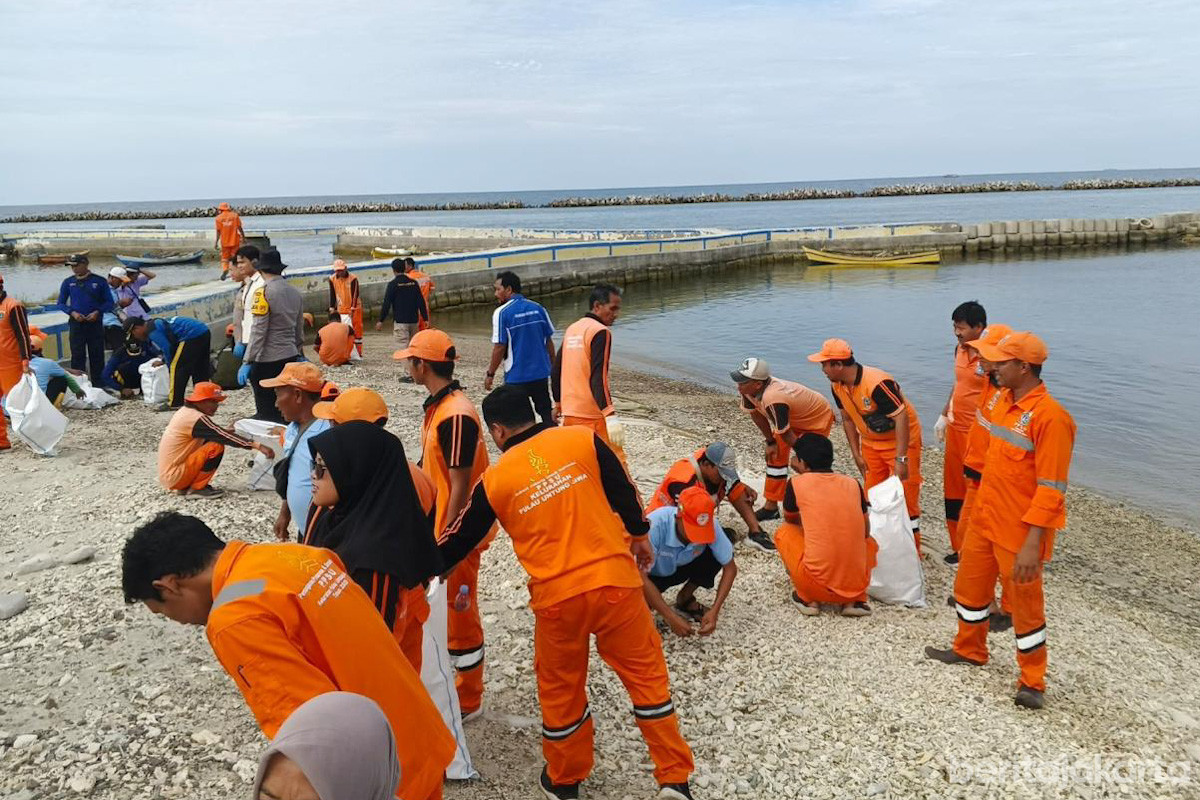 Personel gabungan bersihkan kawasan Pantai Sakura