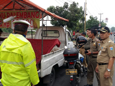  Pedagang Buah di Jalan Daan Mogot Dirazia 