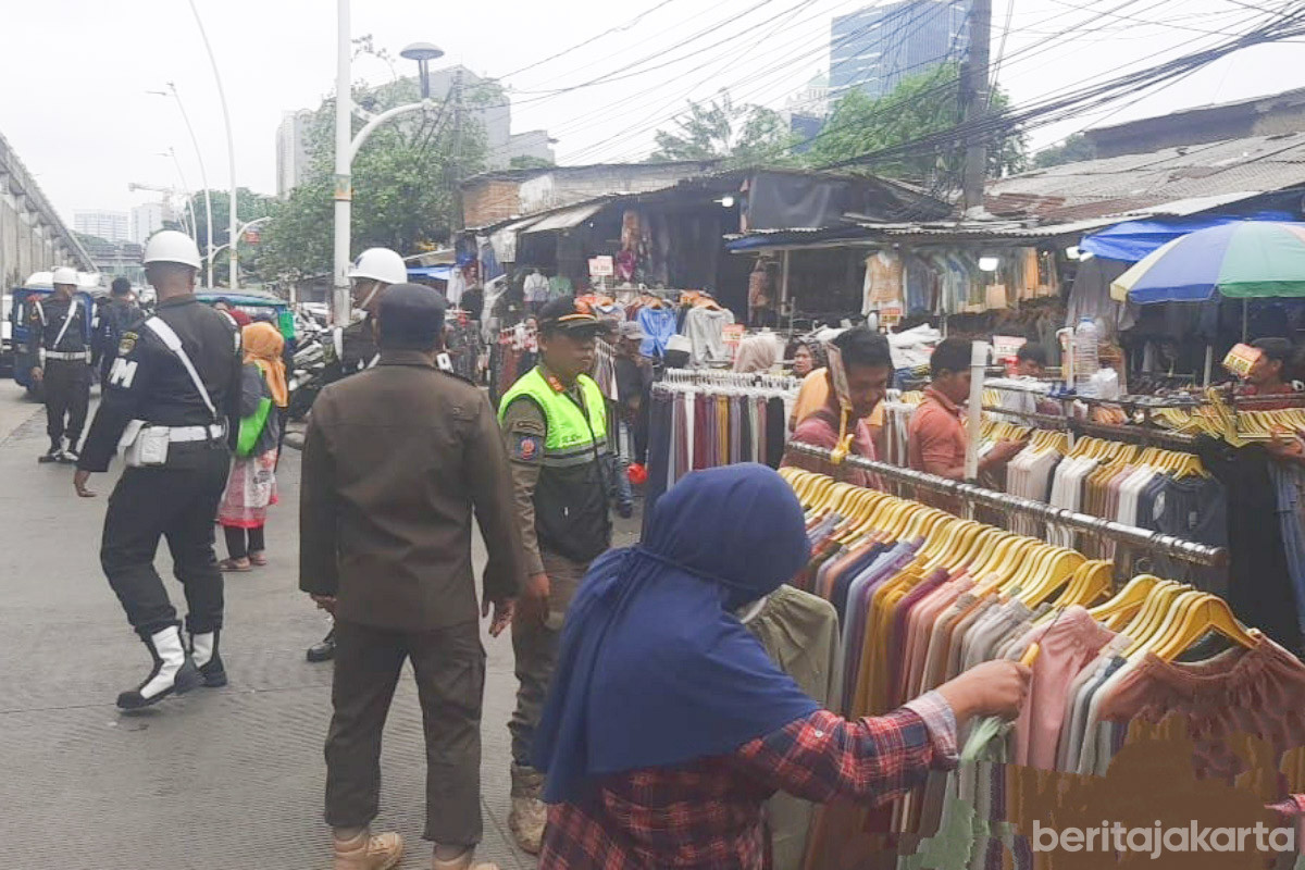 Personel Gabungan Dikerahkan Tertibkan PKL di Jalan Jati Baru Raya