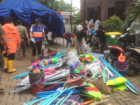  Warga Kelurahan Pengadegan Terima Bantuan Peralatan Bersih-bersih 