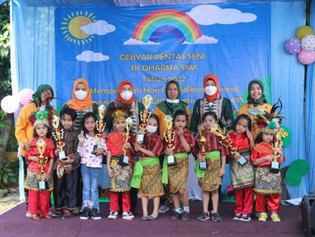 Sambut HUT DKI Jakarta dan Peringati Hari Pendidikan Nasional TK Dharma Siwi Gelar Gebyar Seni
