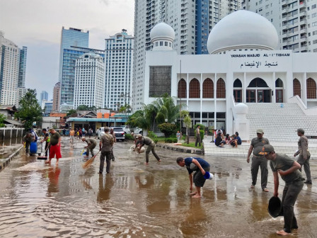 Satpol PP Kecamatan Tanah Abang Bersama Warga Kerja Bakti Bersihkan Lokasi Pasca Banjir