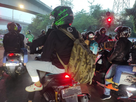 Pemudik Bersepeda Motor Masih Padati Jalan Raya Kalimalang