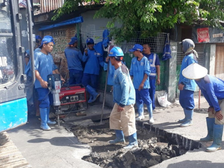 Saluran Air di Jalan Inspeksi Kali Ciliwung Kelurahan Kwitang Diperbaiki