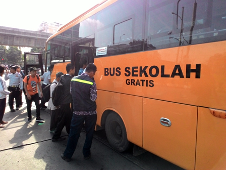 Bus Sekolah di Terminal Blok M Dikawal Petugas