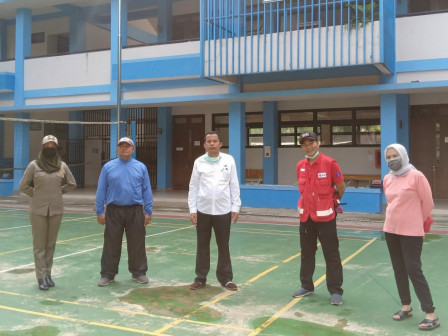 Anggota Komisi A Tinjau Penyemprotan Disinfektan di SMPN 182 Kalibata