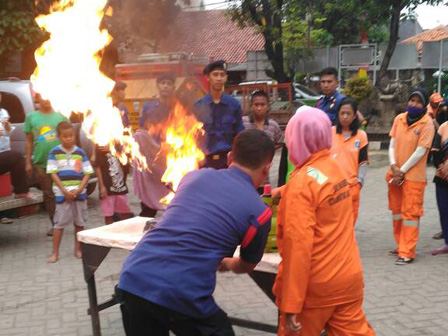 Petugas PPSU Rawa Badak Utara Dilatih Tangani Kebakaran