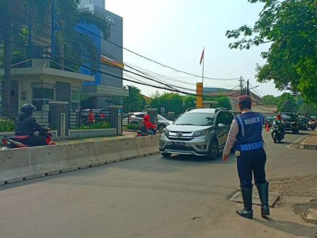  Sudin Perhubungan Jaksel Lakukan Rekayasa Lalin di Jalan Ampera Raya 