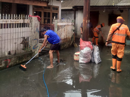  55 Personel Gabungan Bersihkan Sampah dan Lumpur Sisa Banjir di Cililitan 