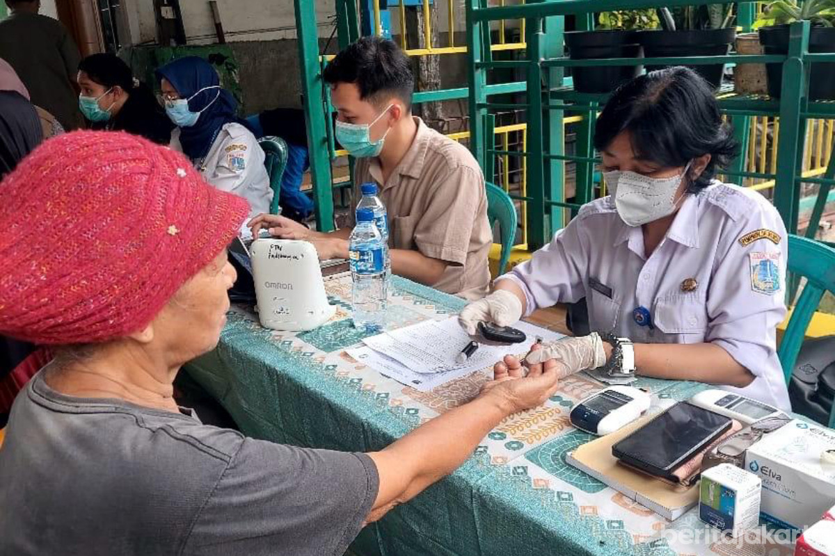 Seorang warga mengikuti tahapan Skrining TBC Gratis di Pademangan Timur 