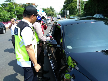  40 Petugas Gabungan Razia Penunggak Pajak Kendaraan di Cibubur 