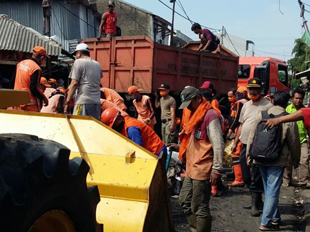 Puing Sisa Kebakaran di Kalibaru Timur Dibersihkan