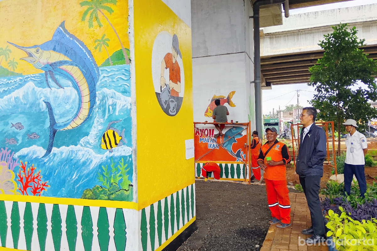 Pembuatan mural di kolong Tol Becakayu rampung