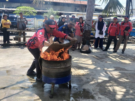 Warga Pluit Dilatih Pemadaman Kebakaran