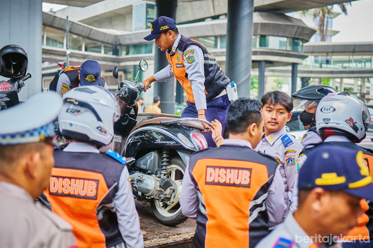 Sudinhub Jaksel tindak kendaraan yang parkir liar