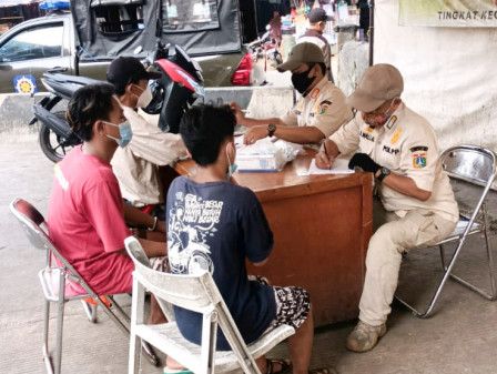  25 Pelanggar Dikenakan Sanksi Sosial di Kebayoran Lama 