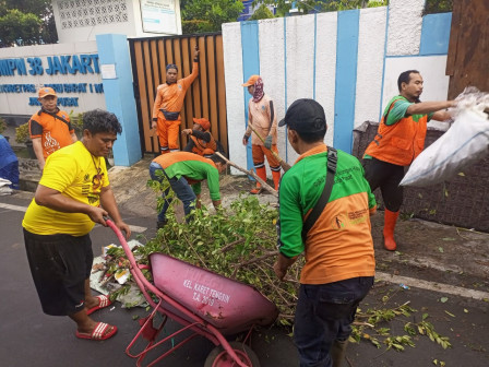 Kerjabakti di Karet Tengsin Angkut 9 meterkubik Sampah dan Lumpur 
