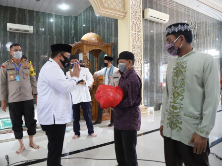  Pemkot Jakut Distribusikan Bantuan 400 Paket Sembako ke Warga Pluit