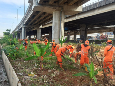 50 Personel Gabungan Bersihkan Kolong Tol Becakayu di Rawa Bunga