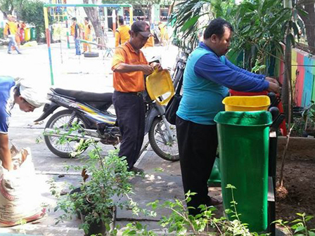 Lurah Pademangan Bagikan 58 Tong Sampah ke Warga