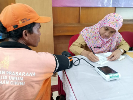  Puluhan Petugas PPSU Cikini Ikuti Tes Kesehatan di Kantor Kelurahan