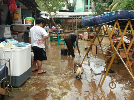 Banjir Cipinang Melayu, Warga Mulai Kembali ke Rumah dan Bersih-Bersih 