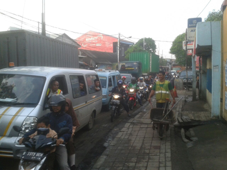  Warga Semper Barat Hentikan Perbaikan Jalan di Tipar cakung