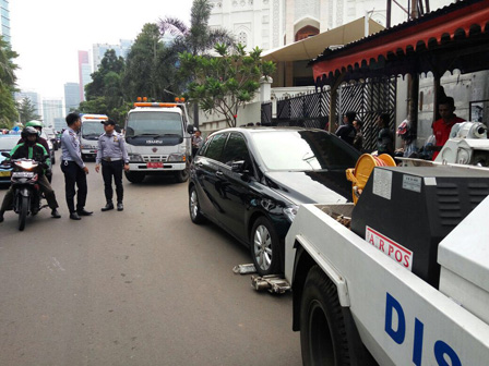 17 Mobil di Jl Denpasar Setiabudi Diderek