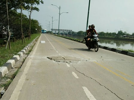  Jalan Inspeksi KBT Mulai Rusak 