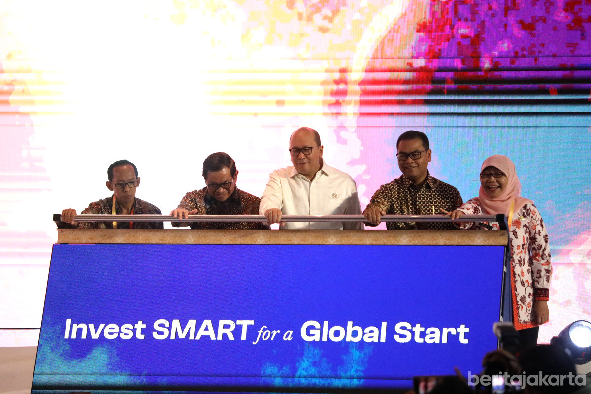 Penarikan tuas tanda dibukanya Jakarta Investment Festival (JIF) Summit 2025