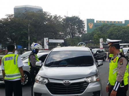  Razia Gabungan Pajak Kendaraan Digelar di Jalan Medan Merdeka Utara 