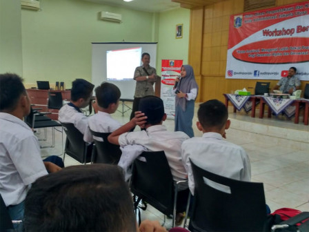  100 Siswa SMP dan SMA di Jakut Diperkenalkan Profesi Penulis 