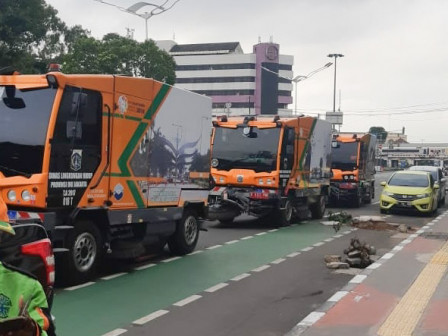 14 Roads Sweper Sapu Bersih Jalan yang Disemprot Cairan Disinfektan di Jaktim