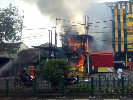 Cafe Terbakar di Rawamangun Berhasil Dipadamkan