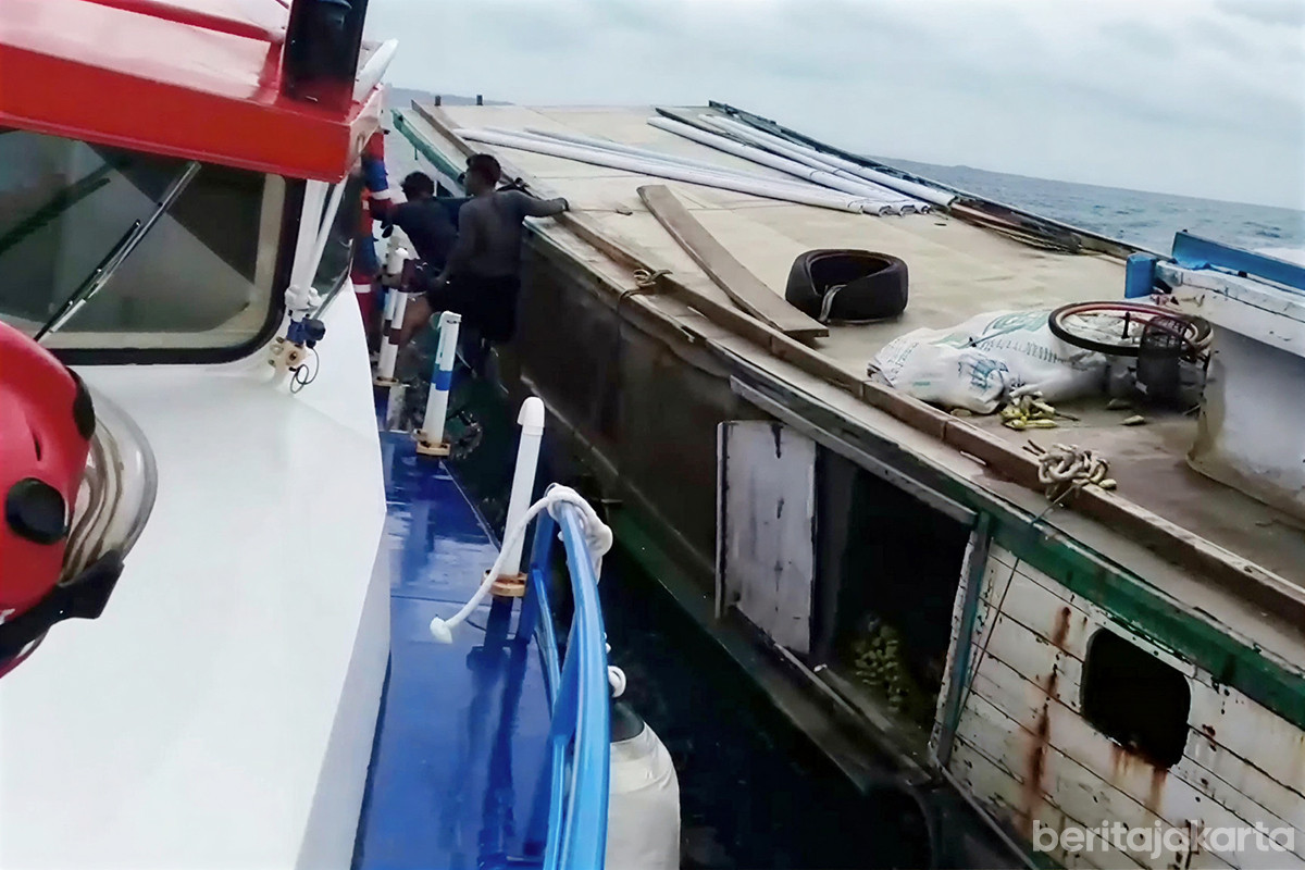 Evakuasi kapal nelayan bocor
