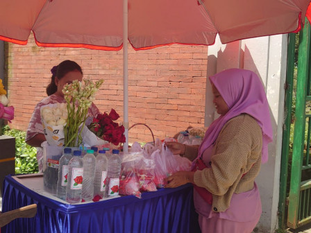 Tradisi Ziarah Omzet Penjual Bunga TPU Karet Bivak Naik