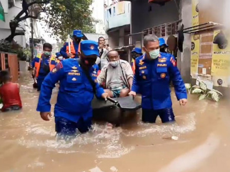 Lima Perahu Karet Bantu Evakuasi Warga Terdampak Banjir di Cipinang Melayu